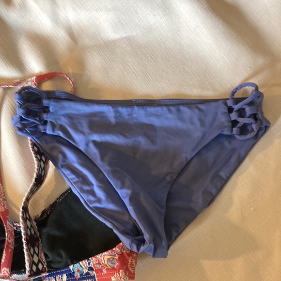 Roxy 2 piece swimsuit bikini - Picture 4 of 7